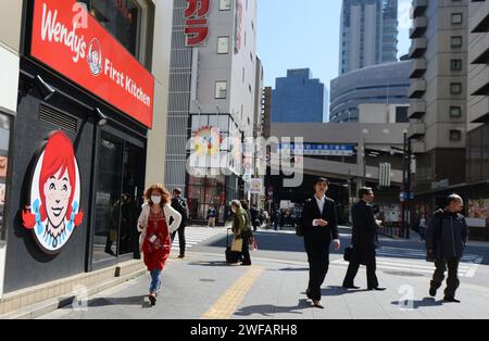 Marche dans le centre-ville de Kobe, Japon. Banque D'Images