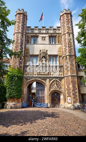 Cambridge, Royaume-Uni - 26 juin 2010 : Grande porte, l'entrée principale du Trinity College ornée de la statue d'Henri VIII et des armoiries Banque D'Images