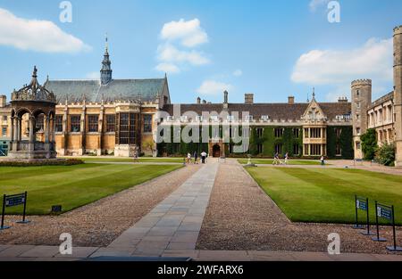 Cambridge, Royaume-Uni - 26 juin 2010 : vue de la salle à manger, Master's Lodge et fontaine au Trinity College Great court. Cambridge. United Banque D'Images