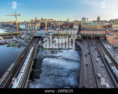 Train de banlieue sur centralbron arrivant à la gare centrale de Stockholm en Suède, route sortant du tunnel sous le quartier de Södermalm. Hiver, glace Banque D'Images