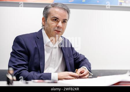 Nuremberg, Allemagne. 29 janvier 2024. Bahri Kurter, PDG du fabricant de jouets Playmobil (responsable de l'unité commerciale), photographié lors d'une conférence de presse sur le stand de l'entreprise à l'approche de la Spielwarenmesse. La première de ces figurines de jouets est arrivée sur le marché il y a 50 ans et a conquis les chambres d'enfants dans de nombreux pays du monde entier au cours des prochaines décennies. (À dpa KORR : '50 ans de Playmobil - de la pépinière à l'objet de collection') crédit : Daniel Karmann/dpa/Alamy Live News Banque D'Images