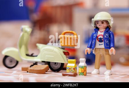 Nuremberg, Allemagne. 29 janvier 2024. Une figurine Playmobil avec une Vespa de la série Kidult se tient au stand Playmobil à l'approche de la Foire internationale du jouet. La première de ces figurines de jouets est arrivée sur le marché il y a 50 ans et a conquis les chambres d'enfants dans de nombreux pays du monde entier au cours des prochaines décennies. (À dpa KORR : '50 ans de Playmobil - de la pépinière à l'objet de collection') crédit : Daniel Karmann/dpa/Alamy Live News Banque D'Images