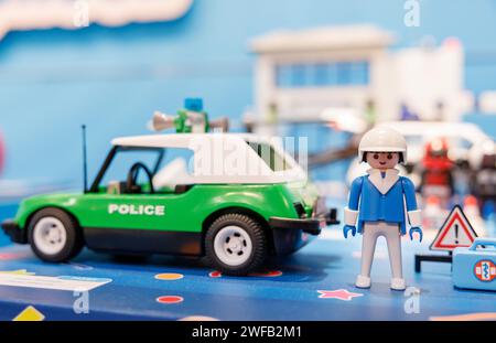 Nuremberg, Allemagne. 29 janvier 2024. Une voiture de police classique avec une figurine Playmobil se tient au stand Playmobil à l'approche de la Foire internationale du jouet. La première de ces figurines de jouets est arrivée sur le marché il y a 50 ans et a conquis les chambres d'enfants dans de nombreux pays du monde entier au cours des prochaines décennies. (À dpa KORR : '50 ans de Playmobil - de la chambre des enfants à l'objet de collection') crédit : Daniel Karmann/dpa/Alamy Live News Banque D'Images