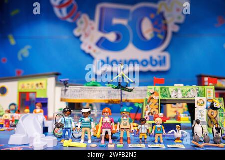 Nuremberg, Allemagne. 29 janvier 2024. Des figurines du Playmobil Adventure Zoo sont exposées sur le stand Playmobil à la veille de la Foire internationale du jouet. La première de ces figurines de jouets est arrivée sur le marché il y a 50 ans et a conquis les chambres d'enfants dans de nombreux pays du monde entier au cours des prochaines décennies. (À dpa KORR : '50 ans de Playmobil - de la pépinière à l'objet de collection') crédit : Daniel Karmann/dpa/Alamy Live News Banque D'Images