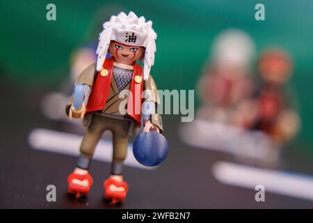 Nuremberg, Allemagne. 29 janvier 2024. La figurine Jiraiya de la série Naruto Shippuden (Kidult) de Playmobil se tient sur le stand Playmobil à la veille de la Foire internationale du jouet. La première de ces figurines de jouets est arrivée sur le marché il y a 50 ans et a conquis les chambres d'enfants dans de nombreux pays du monde entier au cours des prochaines décennies. (À dpa KORR : '50 ans de Playmobil - de la chambre des enfants à l'objet de collection') crédit : Daniel Karmann/dpa/Alamy Live News Banque D'Images