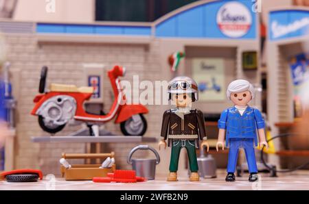 Nuremberg, Allemagne. 29 janvier 2024. Les figurines Playmobil du garage Vespa de la série Kidult se tiennent sur le stand Playmobil à l'approche de la Foire internationale du jouet. La première de ces figurines de jouets est arrivée sur le marché il y a 50 ans et a conquis les chambres d'enfants dans de nombreux pays du monde entier au cours des prochaines décennies. (À dpa KORR : '50 ans de Playmobil - de la pépinière à l'objet de collection') crédit : Daniel Karmann/dpa/Alamy Live News Banque D'Images