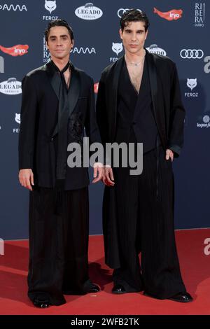 Madrid, Espagne. 26 janvier 2024. Javier Ambrossi et Javier Calvo assistent au tapis rouge des Feroz Awards 2024 au Palacio Vistalegre Arena de Madrid. (Photo de Nacho Lopez/SOPA Images/Sipa USA) crédit : SIPA USA/Alamy Live News Banque D'Images