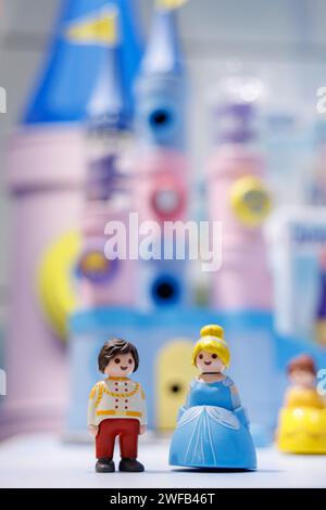 Nuremberg, Allemagne. 29 janvier 2024. Deux figurines de la gamme Playmobil Junior - Disney Princess de Playmobil sont exposées sur le stand Playmobil à l'approche de la Foire internationale du jouet. La première de ces figurines de jouets est arrivée sur le marché il y a 50 ans et a conquis les chambres d'enfants dans de nombreux pays du monde entier au cours des prochaines décennies. (À dpa KORR : '50 ans de Playmobil - de la pépinière à l'objet de collection') crédit : Daniel Karmann/dpa/Alamy Live News Banque D'Images