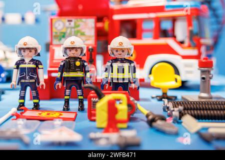 Nuremberg, Allemagne. 29 janvier 2024. Les figurines des pompiers de Playmobil sont exposées sur le stand Playmobil à la veille de la Foire internationale du jouet. La première de ces figurines de jouets est arrivée sur le marché il y a 50 ans et a conquis les chambres d'enfants dans de nombreux pays du monde entier au cours des prochaines décennies. (À dpa KORR : '50 ans de Playmobil - de la chambre des enfants à l'objet de collection') crédit : Daniel Karmann/dpa/Alamy Live News Banque D'Images