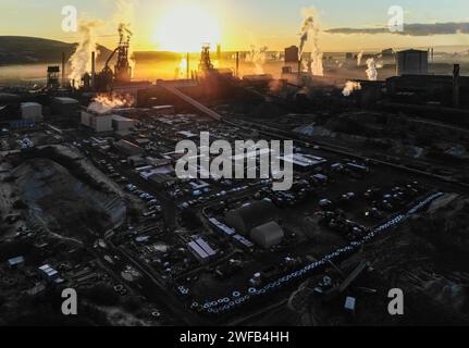 Aciérie de Port Talbot, Port Talbot, pays de Galles, Royaume-Uni. 19 janvier 2024. Vue aérienne au lever du soleil des aciéries de Port Talbot par une matinée claire proche de zéro. Banque D'Images