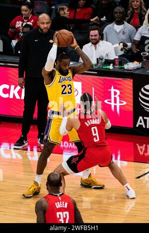 Houston, États-Unis. 29 janvier 2024. LeBron James (2nd R) des Lakers de Los Angeles devrait passer le ballon lors du match de saison régulière de la NBA 2023-2024 entre les Rockets de Houston et les Lakers de Los Angeles à Houston, aux États-Unis, le 29 janvier 2024. Crédit : Chen Chen/Xinhua/Alamy Live News Banque D'Images