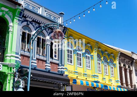 Une rangée de shophouses colorées de style sino-portugais dans Phang-Nga Road dans la vieille ville de Phuket Town, Phuket Thaïlande Banque D'Images