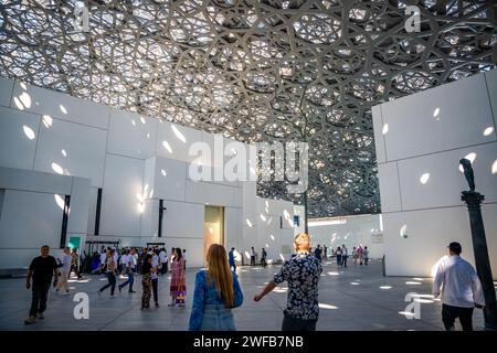 Abu Dhabi, Émirats arabes Unis - 6 décembre 2023 : intérieur du Louvre et visiteurs regardant les expositions, musée à Abu Dhabi, Émirats arabes Unis Banque D'Images