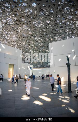 Abu Dhabi, Émirats arabes Unis - 6 décembre 2023 : intérieur du Louvre et visiteurs regardant les expositions, musée à Abu Dhabi, Émirats arabes Unis Banque D'Images