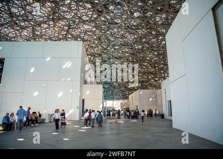 Abu Dhabi, Émirats arabes Unis - 6 décembre 2023 : intérieur du Louvre et visiteurs regardant les expositions, musée à Abu Dhabi, Émirats arabes Unis Banque D'Images