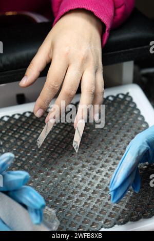 Manucure experte lime les ongles de bordure avec précision. Banque D'Images