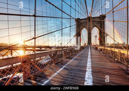 Arc-en-ciel sur le pont de Brooklyn à New York au lever du soleil, USA Banque D'Images