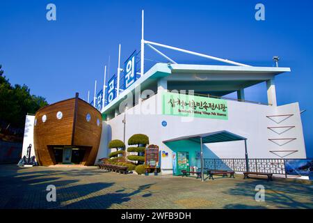 Samcheok City, Corée du Sud - 28 décembre 2023 : l'entrée unique du Samcheok Fishing Village Folk Museum dans le parc Haesindang, avec l'arc Banque D'Images