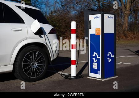 Mercedes-Benz haengt an Ladestation EnBW fuer Elektroautos, Stromtankstelle, E-Mobilitaet, Ladekabel fuehrt in E-Auto, Stuttgart, Baden-Wuerttemberg, Deutschland Mercedes-Benz haengt an Ladestation Filling fuer Stuttgart Elektroautos, Stromtankstelle, E-Benz fuehring Station, E Ladembel pour Mercedes-Benz Enttekstelle, E-Deutschland autostation, BW autocharging, E Entschland autocharging, borne, BW Enttekstelle, E Enttekestabl. e-Mobility, câble de charge mène à e-car, Stuttgart, Baden Wuerttemberg, Allemagne Mercedes Benz attaché à la station de charge EnBW Banque D'Images