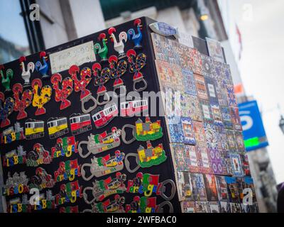 Aimants souvenirs dans une boutique de cadeaux à Lisbonne. Lisbonne est la 11e zone urbaine la plus peuplée de l'UE (2,8 millions d'habitants). Banque D'Images