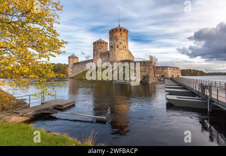 Olavinlinna est un château de trois tours du XVe siècle situé à Savonlinna, en Finlande. C'est la forteresse médiévale en pierre la plus septentrionale encore debout. Le c Banque D'Images