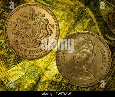 Gros plan d'un vintage 1983 pièces d'une livre britanniques sur un billet de banque Banque D'Images
