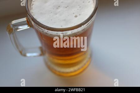 Fragment de verre de poignée avec de la bière Lager artisanale froide isolé sur la vue de dessus blanche Banque D'Images