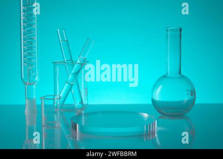 Un podium rond transparent exposé avec un tube avec tuyau en spirale à l'intérieur, des béchers, des tubes à essai et un flacon florence à fond plat. Espace vide pour montrer yo Banque D'Images
