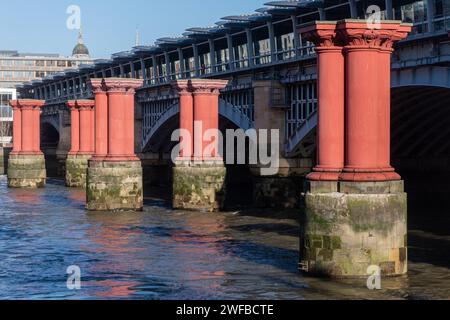 Pont ferroviaire de Blackfriars et piliers de soutien rouges de l'ancien pont de la gare de St Pauls, centre de Londres, Angleterre, Royaume-Uni Banque D'Images