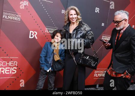 Fabrice, Fab, Morvan Ehefrau Tessa und Sohn Sacha BEI Verleihung des 45. Bayerischen Filmpreises für das Filmjahr 2023 im Münchner Prinzregententheate Banque D'Images