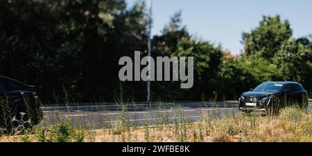 Mallorca, Espagne - 27 juin 2023 : un vus Peugeot de luxe noir conduisant à grande vitesse sur l'Av. Autoroute de Gabriel Roca. Banque D'Images