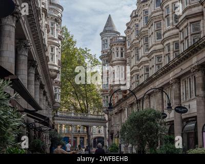 Sicilian Avenue, Bloomsbury, Londres, Royaume-Uni ; un défilé commercial piétonnier en plein air / arcade Banque D'Images