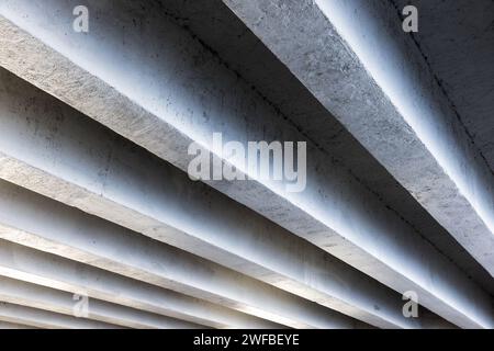 Détails en béton de fond d'une travée de pont supérieur. Photo de fond d'architecture industrielle abstraite Banque D'Images