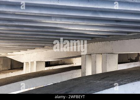 Détails concrets d'un pont supérieur, poutres et piliers. Photo de fond d'architecture industrielle abstraite Banque D'Images