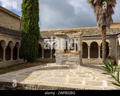 roda de isabena ville huesca espagne dans les Pyrénées Cathédrale de Saint Vincent, ciel bleu avec nuages à Roda de Isábena, Aragon, Espagne Banque D'Images