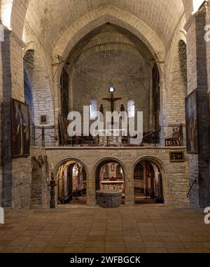 roda de isabena ville huesca espagne dans les Pyrénées Cathédrale de Saint Vincent, ciel bleu avec nuages à Roda de Isábena, Aragon, Espagne Banque D'Images