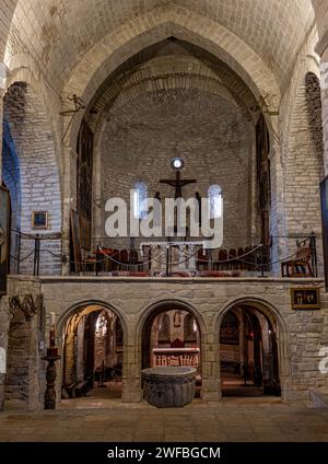 roda de isabena ville huesca espagne dans les Pyrénées Cathédrale de Saint Vincent, ciel bleu avec nuages à Roda de Isábena, Aragon, Espagne Banque D'Images