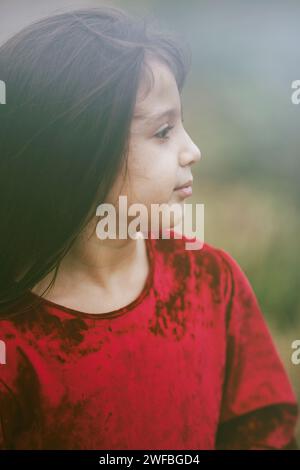 fille de 5 ans dehors Banque D'Images
