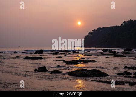 Coucher de soleil de la plage Agonda à Goa. Banque D'Images