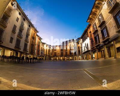 Plaza Mayor, place principale de Graus, Aragon, Espagne peintures murales de style néoclassique Square, Graus, Huesca Espagne Banque D'Images