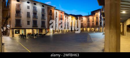 Plaza Mayor, place principale de Graus, Aragon, Espagne peintures murales de style néoclassique Square, Graus, Huesca Espagne Banque D'Images