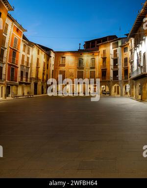 Plaza Mayor, place principale de Graus, Aragon, Espagne peintures murales de style néoclassique Square, Graus, Huesca Espagne Banque D'Images