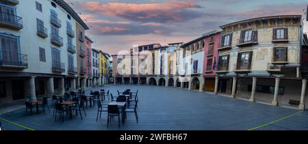 Plaza Mayor, place principale de Graus, Aragon, Espagne peintures murales de style néoclassique Square, Graus, Huesca Espagne Banque D'Images