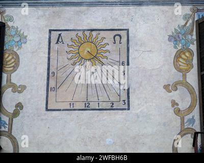 Cadran solaire sur le mur d'une vieille maison en briques cadran solaire sur un mur jaune cadran solaire en pierre ancien avec chiffre romain, extérieur, gros plan Banque D'Images