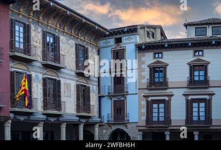 Plaza Mayor, place principale de Graus, Aragon, Espagne peintures murales de style néoclassique Square, Graus, Huesca Espagne Banque D'Images