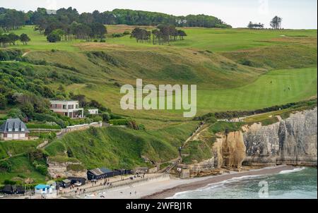 Paysage côtier autour d'Etretat, une commune du département de Seine-Maritime dans la région Normandie du Nord-Ouest de la France Banque D'Images