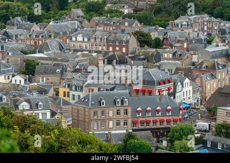 Vue de la ville d'Etretat, commune du département de Seine-Maritime dans la région Normandie du Nord-Ouest de la France Banque D'Images