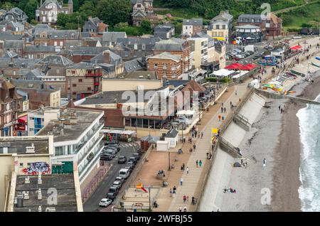 Vue de la ville d'Etretat, commune du département de Seine-Maritime dans la région Normandie du Nord-Ouest de la France Banque D'Images