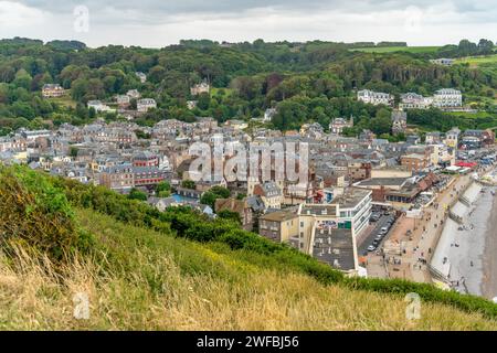 Vue de la ville d'Etretat, commune du département de Seine-Maritime dans la région Normandie du Nord-Ouest de la France Banque D'Images
