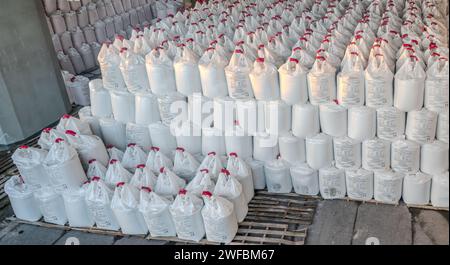 Pile de sacs d'engrais en stockage Banque D'Images